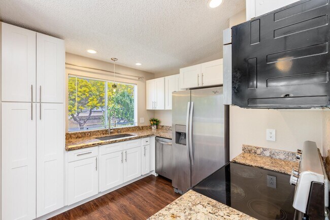 Building Photo - Pets Welcome!  2 bedroom, 2 bathroom single story townhouse
