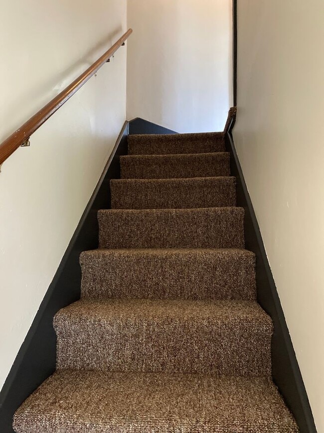 Building Photo - 902 E Kemp Ave