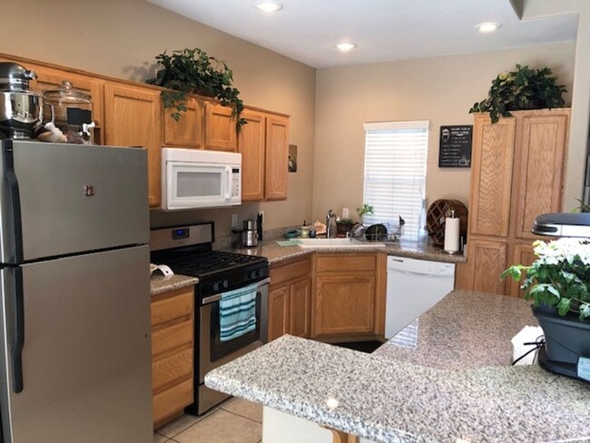 Building Photo - Great Gated Community Near Strip !!!!