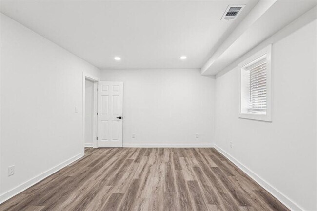 Building Photo - 119 Kelso Dr SW