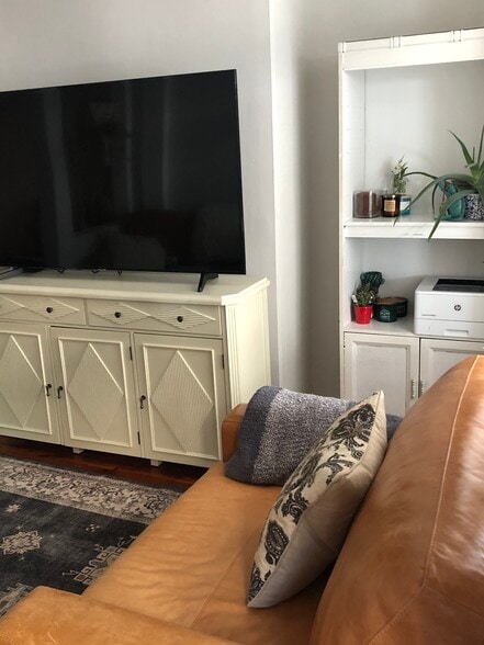 living room - 4346 Cresson St