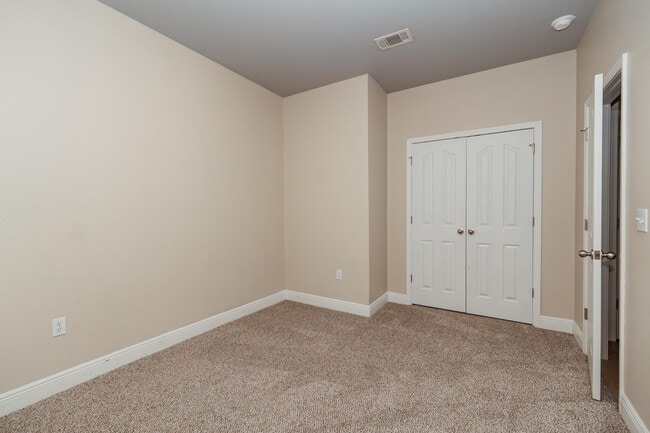 Building Photo - 114 Crab Apple Ave