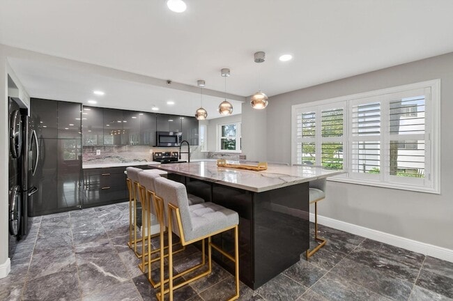 Building Photo - 372 Golfview Rd