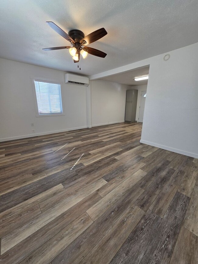 Building Photo - SINGLE LEVEL UPDATED 2 BED 1 BATH HOUSE