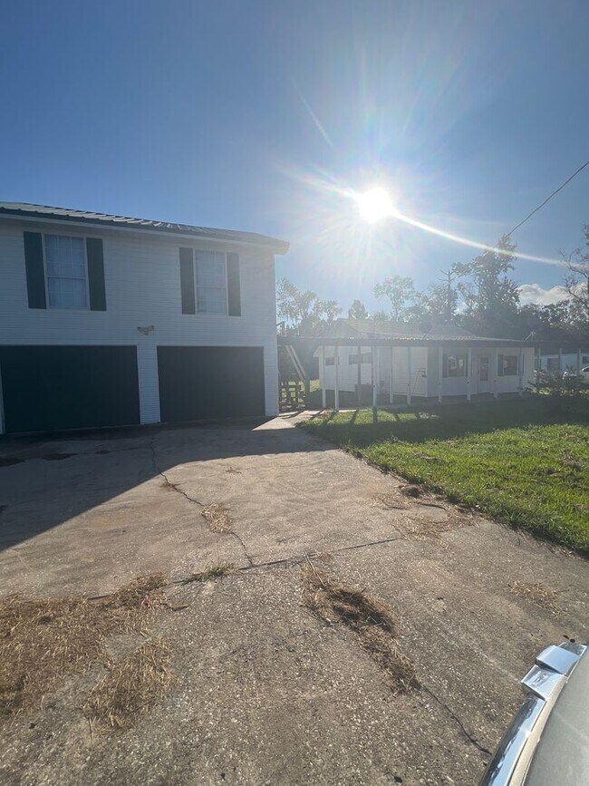 Building Photo - 2 bedroom home for lease with garage and apartment above garage