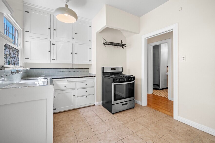 Building Photo - 429 N Gardner St