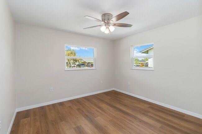 Building Photo - MOVE IN SPECIAL-Beautiful Newly Renovated 2/1 Duplex in St. Cloud Close To Lakefront