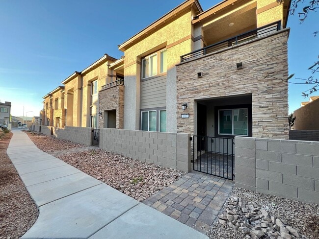 Building Photo - Beautiful Newer 4 Bedroom Home in Cadence with Large Loft