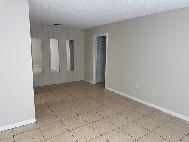 Building Photo - 1001 Spring Meadow Dr