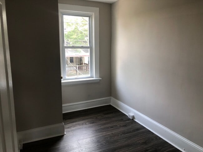 Building Photo - Recently Renovated 3 Bedroom In Mosher for...