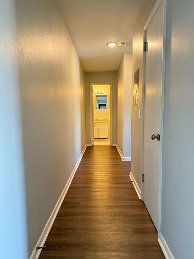 Building Photo - 2 Bedroom Unit was recently renovated. Live walking distance from the downtown square or steps fr...