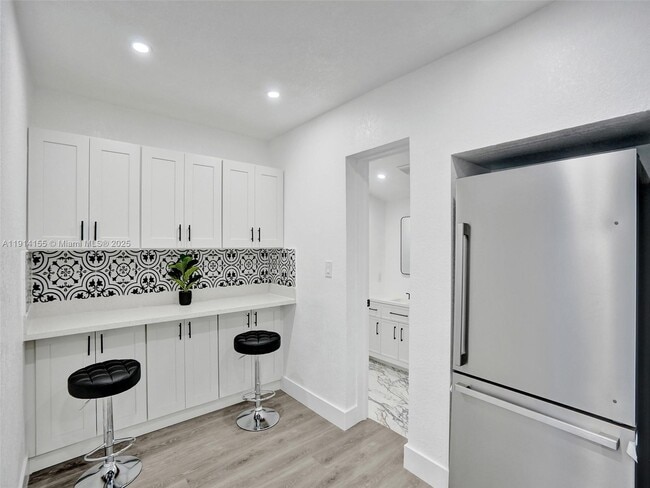 Building Photo - 905 SW 22nd St