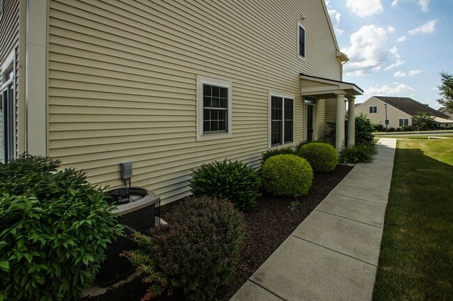 Building Photo - 3 BEDROOM 2.5 BATHROOM APARTMENT