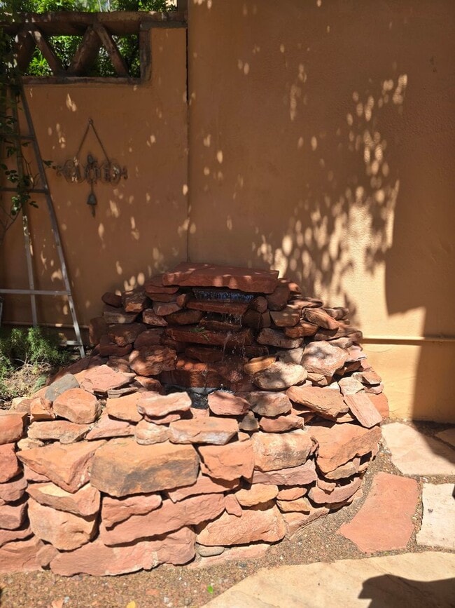 Building Photo - Furnished, 6-12 month rental