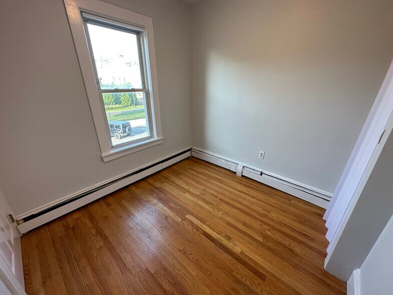 Building Photo - 857 E 1st St