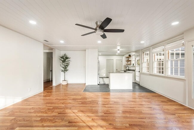 Building Photo - 2014 Golf Terrace Dr