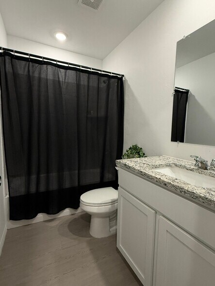 Building Photo - 14908 Parkway Center Ave