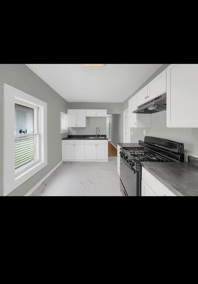 Building Photo - 1055 7th St W