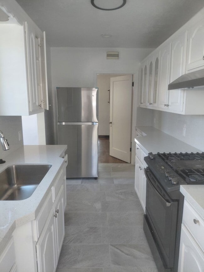 Building Photo - 1010