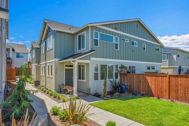 Building Photo - MODERN TIGARD TOWNHOME | ATTACHED 2-CAR GARAGE | FIREPLACE | PRIME LOCATION