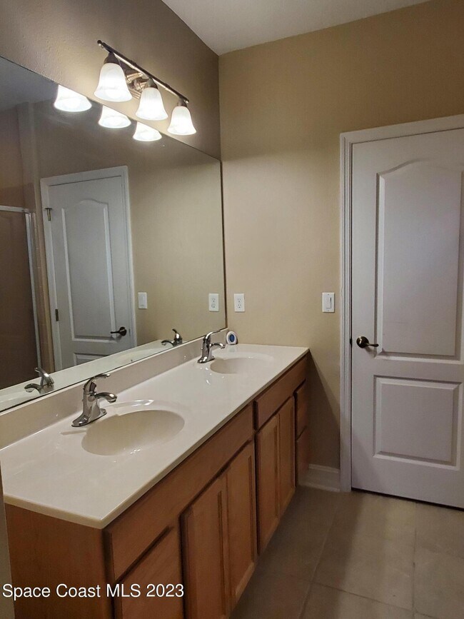 Building Photo - 1045 Venetian Dr