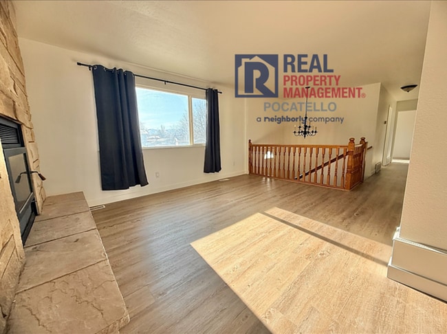 Building Photo - 4 bed 3 bath house - 2 car garage - RV parking