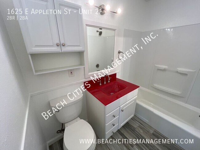 Building Photo - 1625 E Appleton St