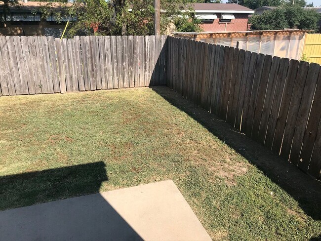 Building Photo - 4 Bedroom, 3 Bathroom House with Attached Double Car Garage