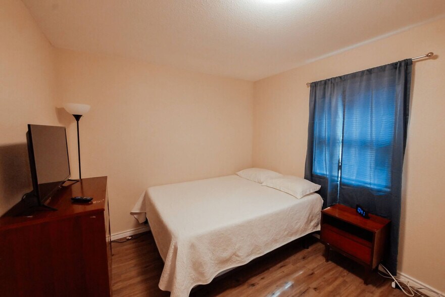 Building Photo - 10201 Shane Dr