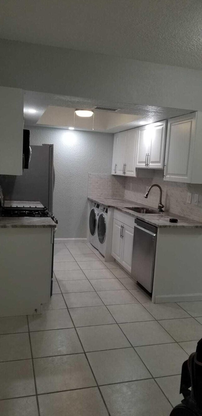 Building Photo - 382 E Royal Palm Rd