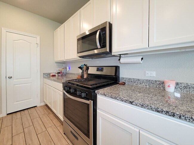 Building Photo - Beautifully updated 5-bedroom, 3.5-bath home located on a quiet cul-de-sac in a desirable Houston...