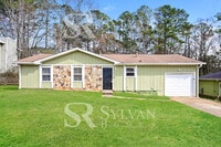Building Photo - The living is easy in this 3 bedroom, 2 bathroom home