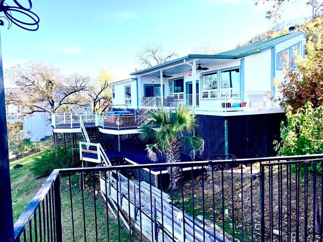 Building Photo - 215 Mountain Top