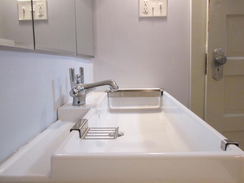 Bath detail - 851 E 3rd Ave