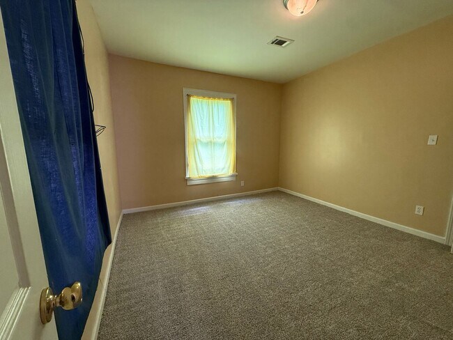 Building Photo - 5 Bedrooms, 2 Bathrooms - Home in East Rome!