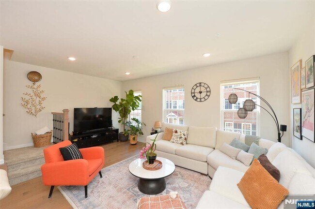 Building Photo - 60 Litchfield Ln