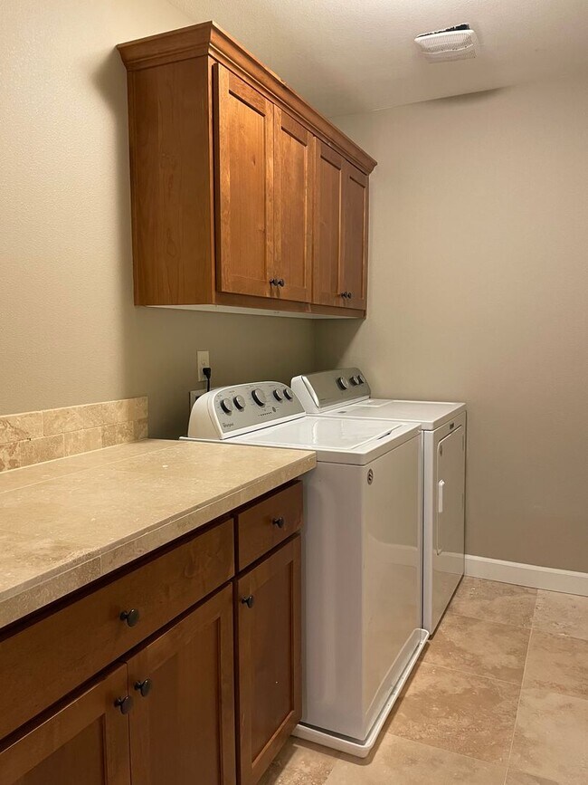 Building Photo - NEWER LUXURY Style Townhouse with a gorgeo...