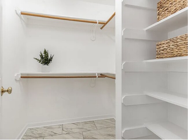 Building Photo - Charming 4-Bed Home with Fenced-in Backyar...