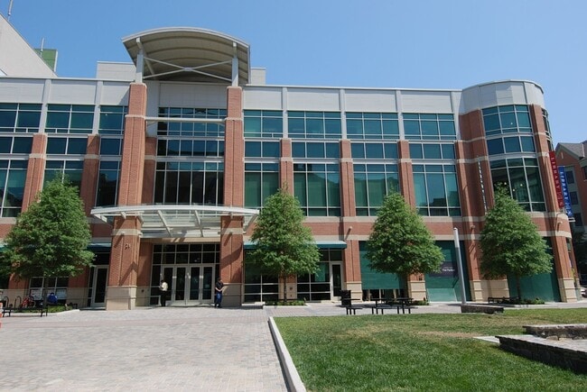 Building Photo - Sunny Studio in Downtown Rockville - ALL U...