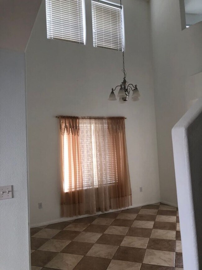 Building Photo - Expansive 3 Bedroom Treat with 2+ Bonus Ro...