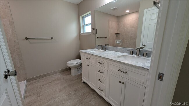 Building Photo - 7708 N Paris Dr