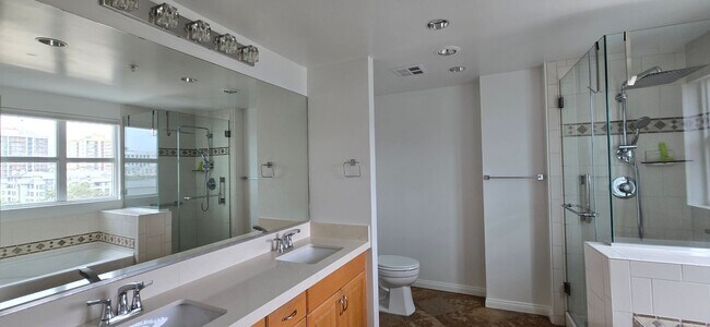 Building Photo - Modern 2 Bed, 2 Bath Condo in the Heart of...