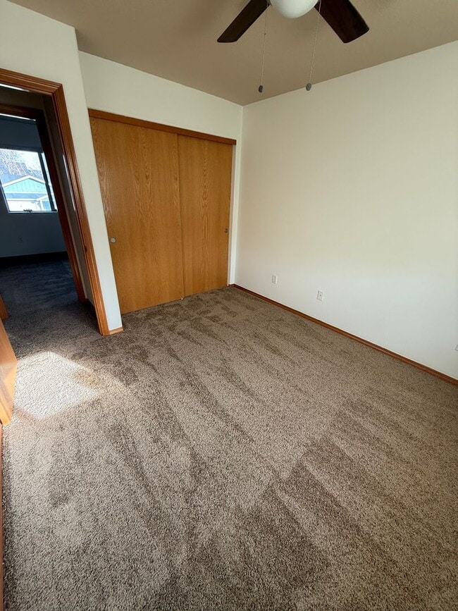 Building Photo - SE 4 Bdrm, 2.5 bath, New Flooring Throughout, Gas Heat/Fireplace, Double Garage