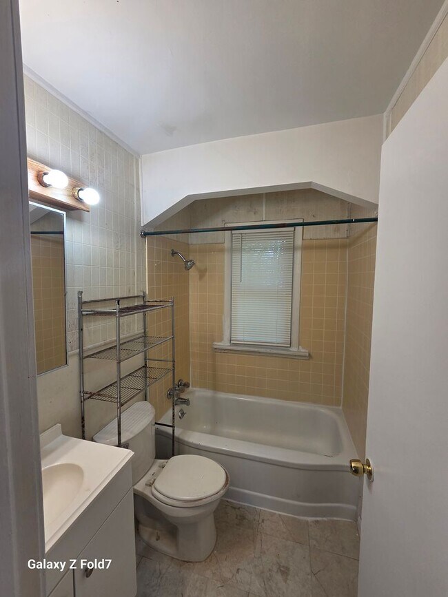 Building Photo - $1200 2 bedroom bungalow