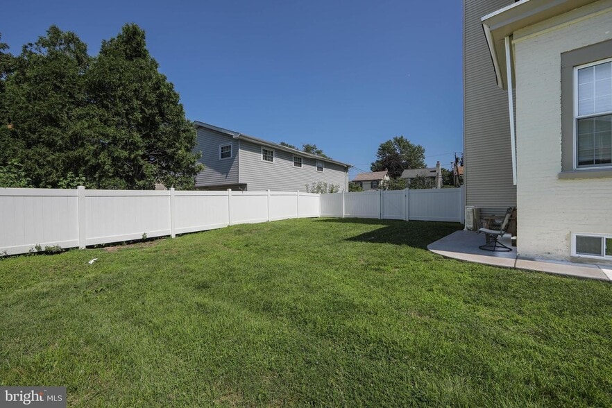 Building Photo - 9 E Holly Ave