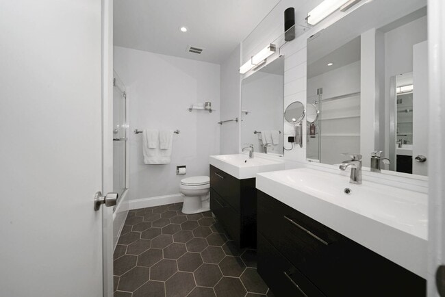 Building Photo - ABSOLUTELY GEORGEOUS 5BD/3.5BA Fully-Renov...