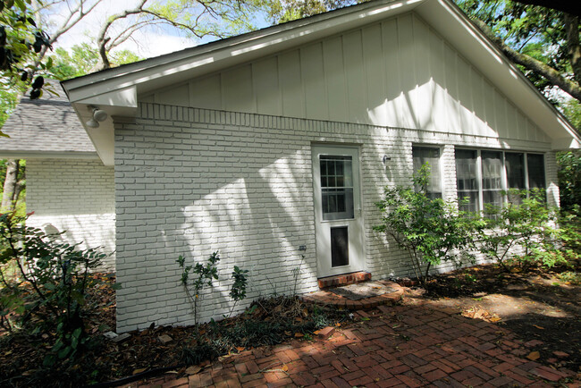 Building Photo - 596 L'Ombre Ct NE