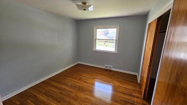 Building Photo - 4 Bedroom Single Family Home