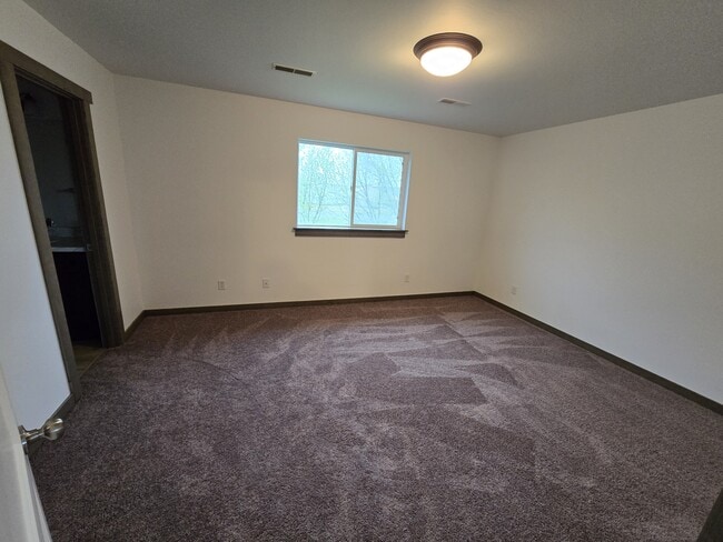 Building Photo - 745 Linda Ln