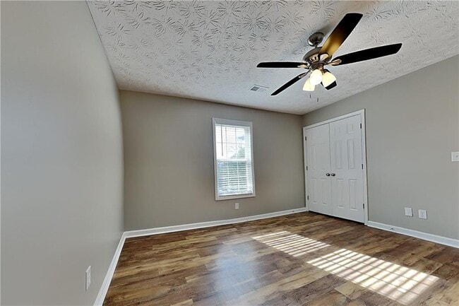 Building Photo - 204 Cambridge Dr